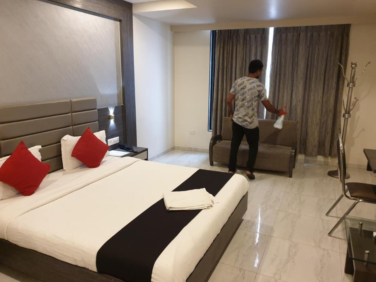 Hotel Unity Ahmedabad Bagian luar foto
