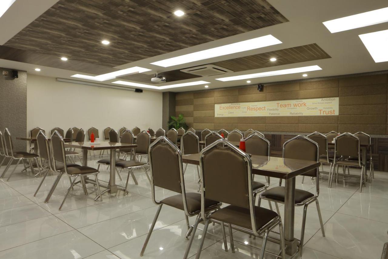 Hotel Unity Ahmedabad Bagian luar foto