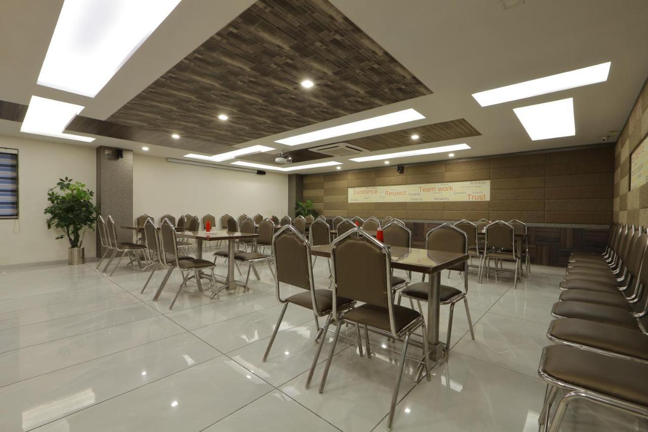 Hotel Unity Ahmedabad Bagian luar foto